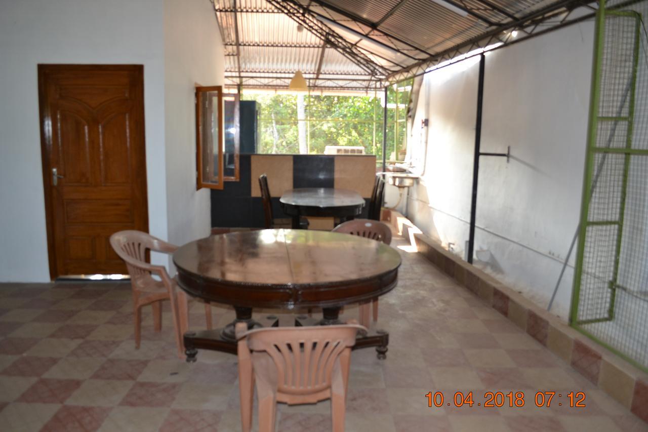 Globe Trotters Inn Kochi Exterior photo